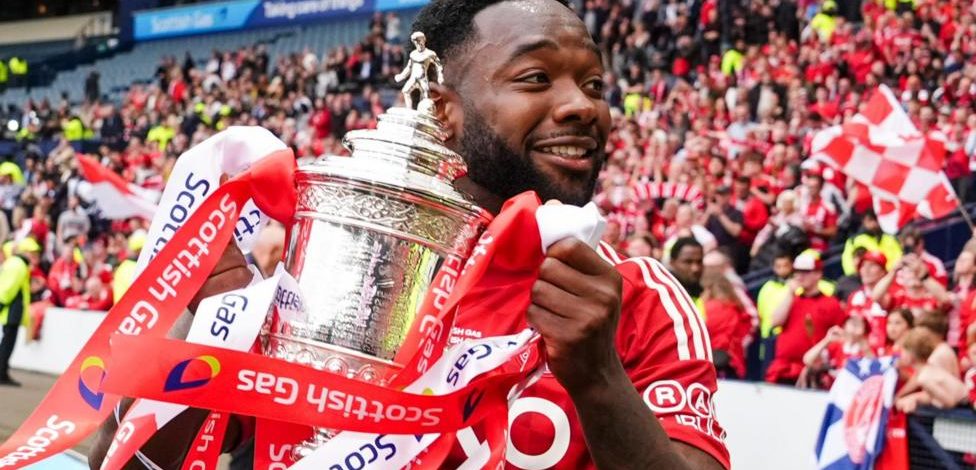 Luton sign wingers Morris and Archer