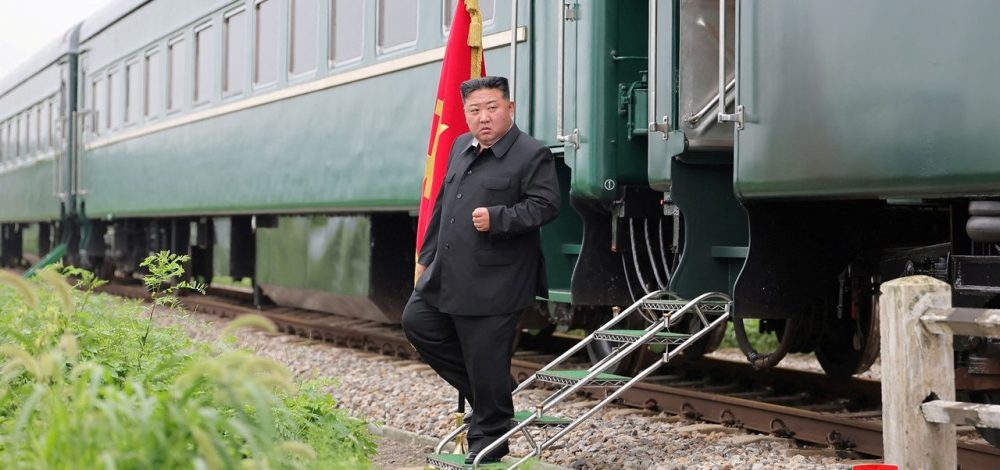 คิม จอง อึน นั่งรถไฟหุ้มเกราะไปจีนแล้ว ร่วมงานสวนสนามวันแห่งชัยชนะ