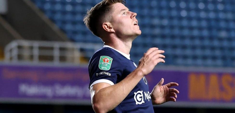 Aberdeen buy Nisbet and take Bologna's Karlsson on loan