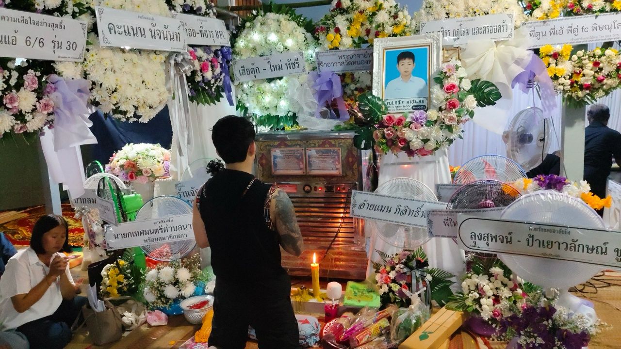 'เบิ้ล ปทุมราช' เศร้า ร่วมพิธีสวดพระอภิธรรมศพน้องชายคืนแรก