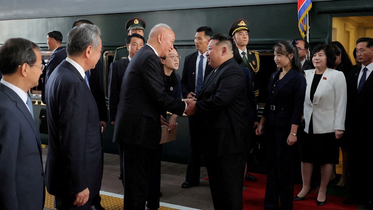 คิม จอง-อึน กับลูกสาว เดินทางถึงปักกิ่งแล้ว จ่อร่วมงานวันแห่งชัยชนะ