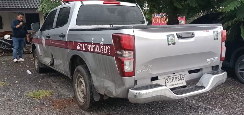 โดนข้อหาหนัก พยายามฆ่าเจ้าพนักงาน เก๋งแหกด่านชนตำรวจ สภ.บางน้ำเปรี้ยว เย็บหกเข็ม