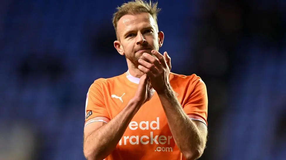 Ex-Huddersfield & Blackburn striker Rhodes retires