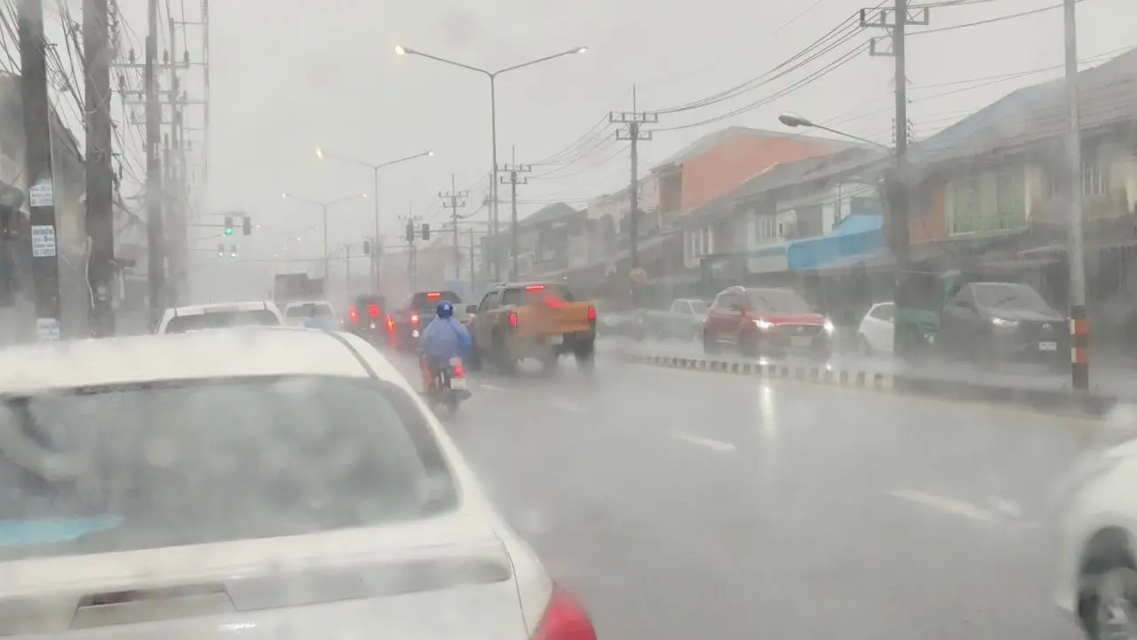 ฝนตกหนักต่อเนื่อง ผู้ว่าฯ พังงา สั่งเฝ้าระวังน้ำป่าไหลหลาก-คลื่นลมแรง