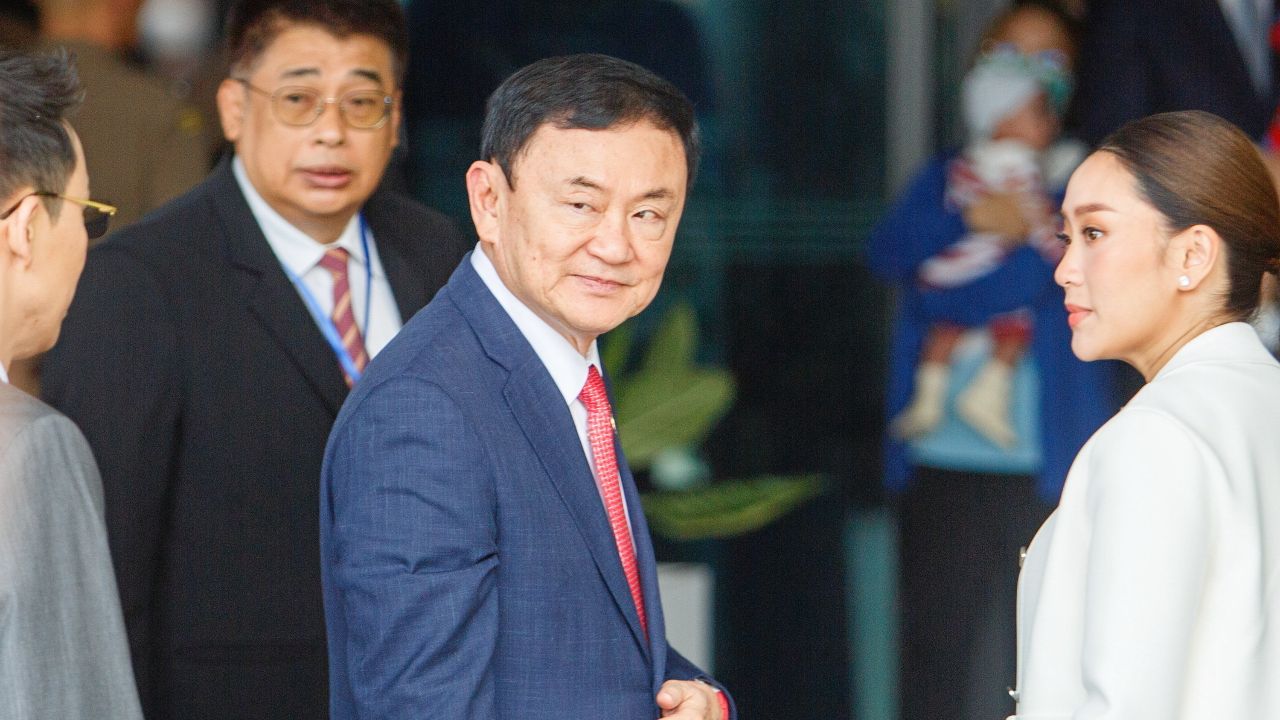 'ทักษิณ' โผล่สนามบินดอนเมือง ตม.ควบคุมตัว ยึดพาสปอร์ต อ้างจะไปประจวบฯ