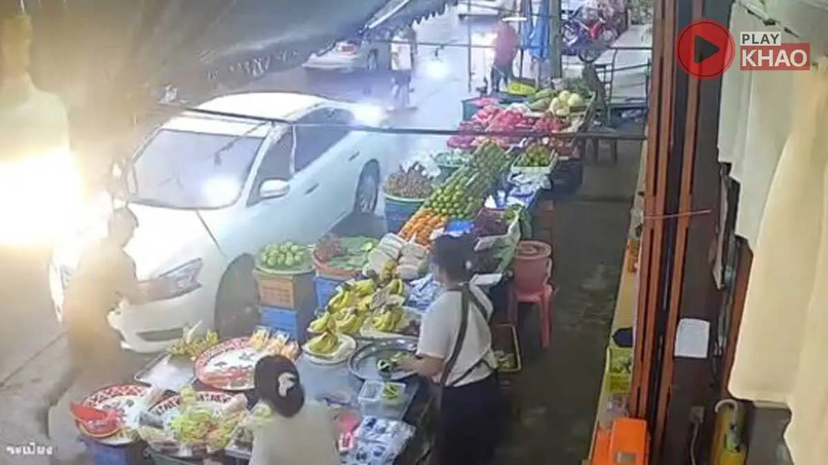 ลุงจอดเก๋งไม่ดับเครื่อง จู่ๆ รถวิ่งเองไร้คนขับ ชนจยย.