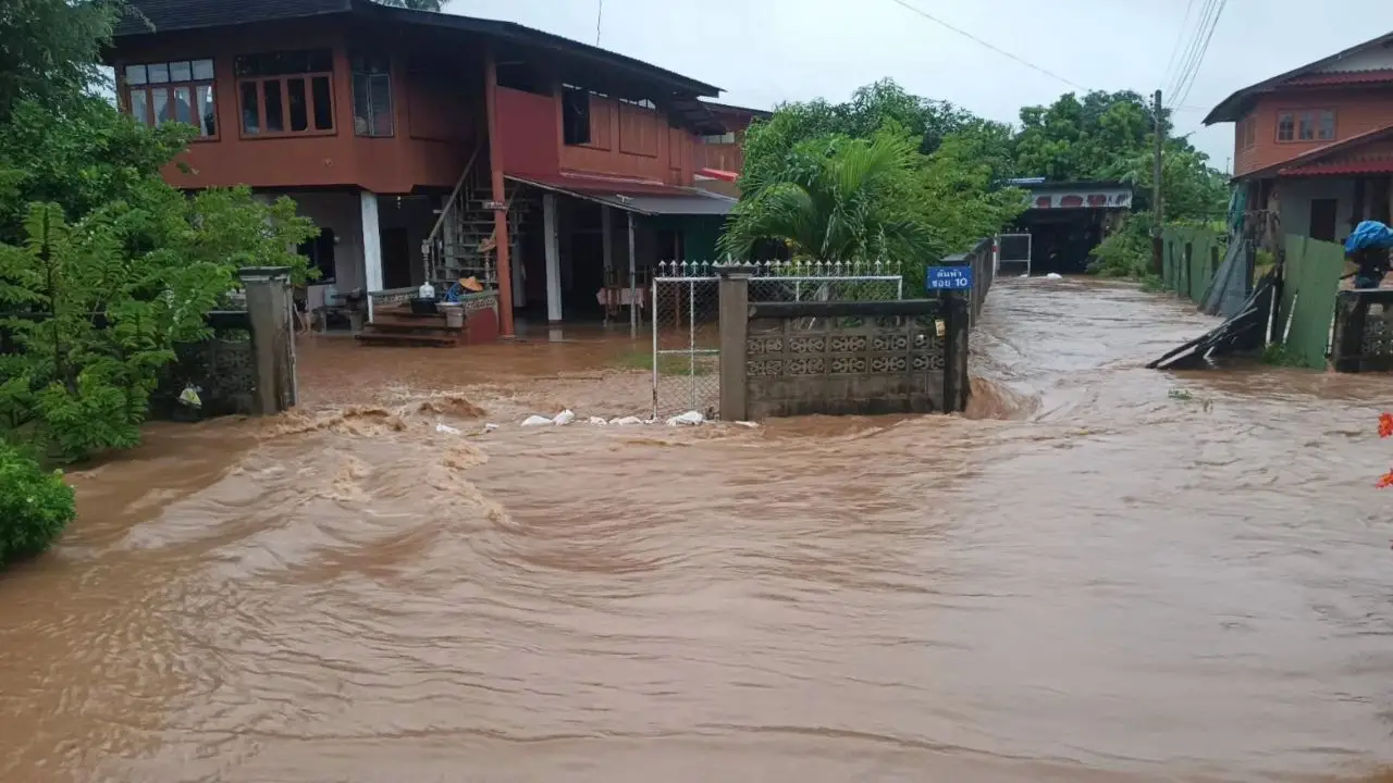 อิทธิพลพายุ 'บัวลอย' ฝนถล่มแพร่ น้ำไหลทะลักเข้าท่วม 3 หมู่บ้าน