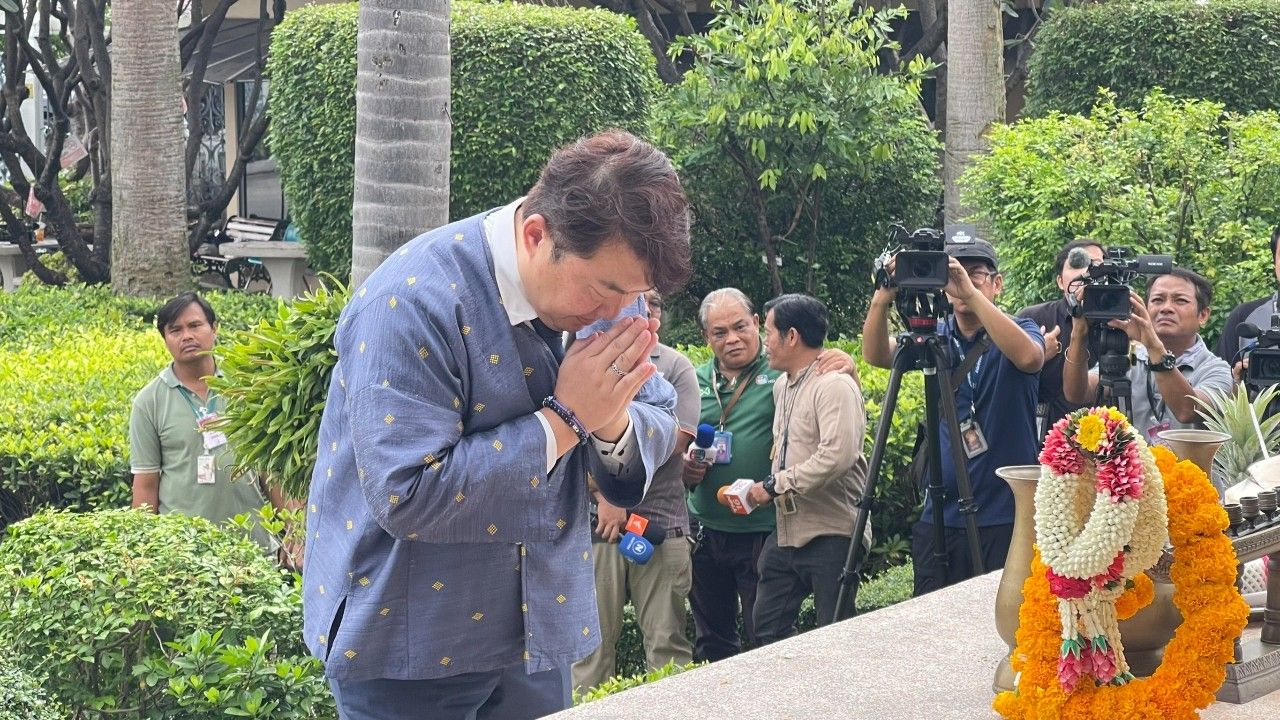 'สิริพงศ์' โฆษกรัฐบาลคนใหม่ไหว้สิ่งศักดิ์สิทธิ์ทำเนียบฯ ลั่น ปมชายแดนไทยไม่อ่อนข้อ