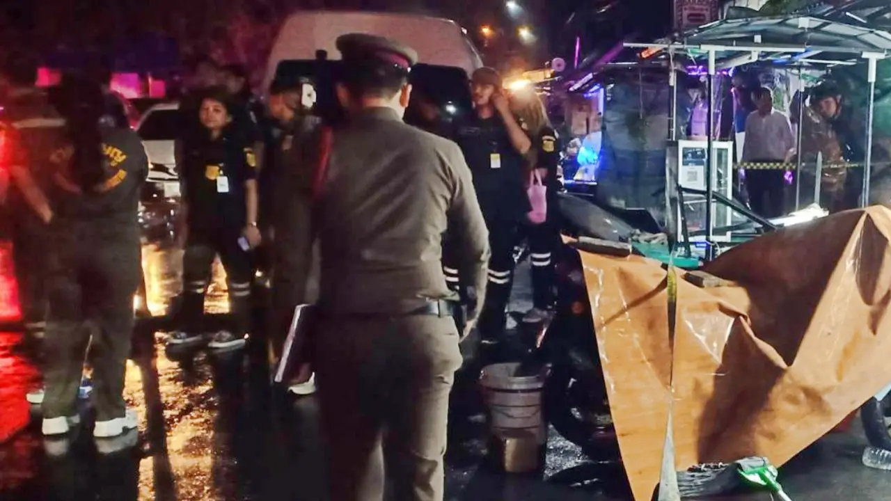 หนุ่มชักมีดแทง โดนยิงสวนดับหน้าแฟลตคลองจั่น ตร.ตามรวบมือปืนบาดเจ็บที่ รพ