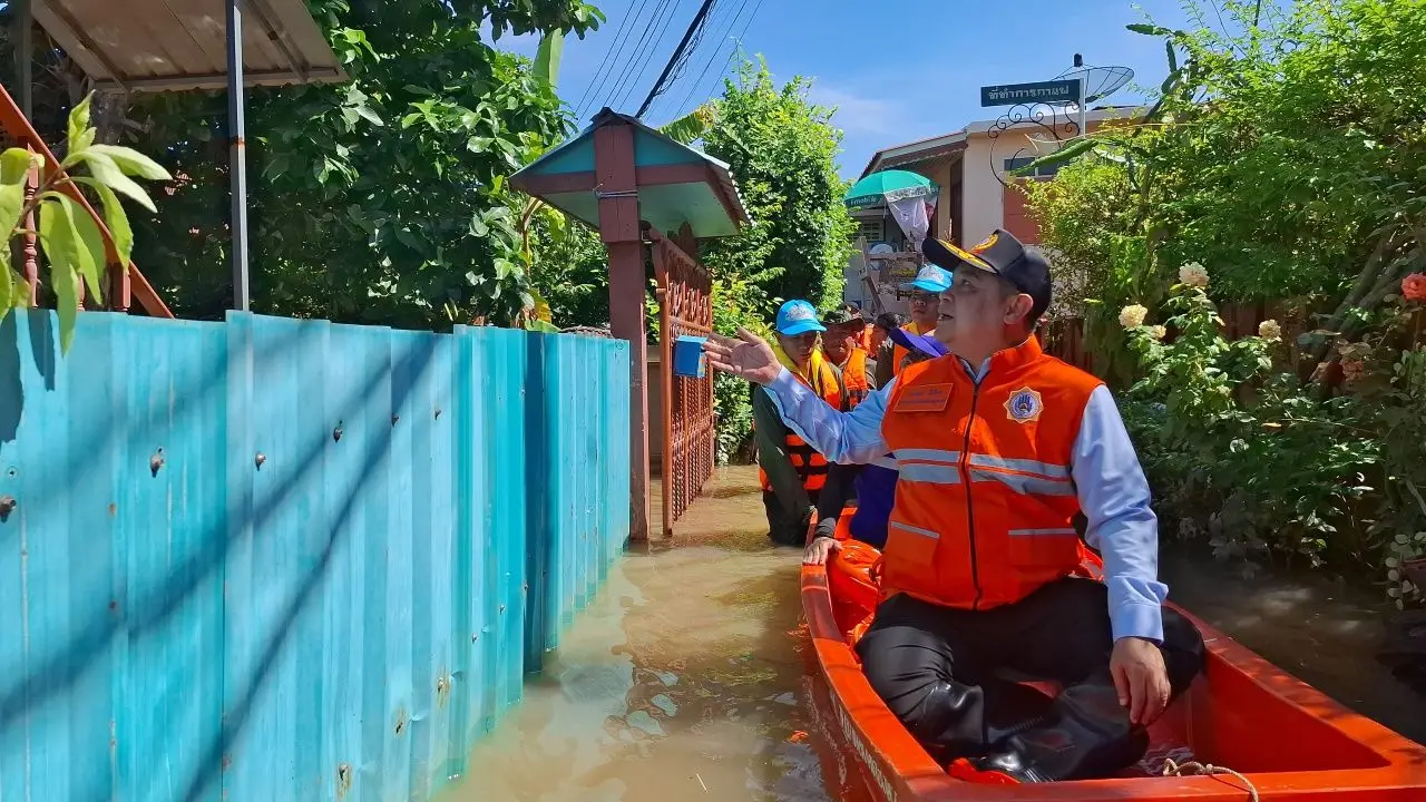 ผู้ว่าฯ ปทุมธานี คนใหม่ ลงพื้นที่ลุยน้ำท่วม 2 อำเภอ ช่วยชาวบ้าน-ให้กำลังใจ จนท.