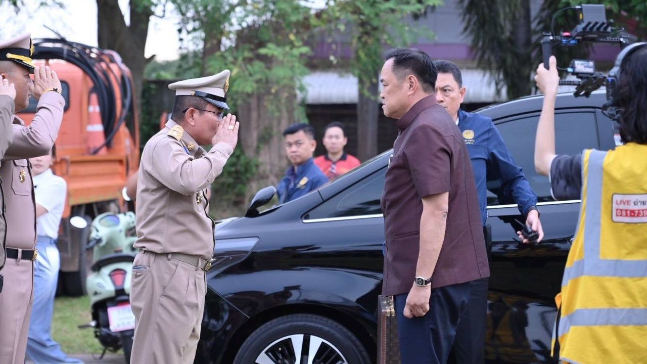 นักเสี่ยงโชคแห่ส่อง 'เลขเด็ด' ทะเบียนรถนายกฯ 'อนุทิน' ลงพื้นที่ จ.นครพนม