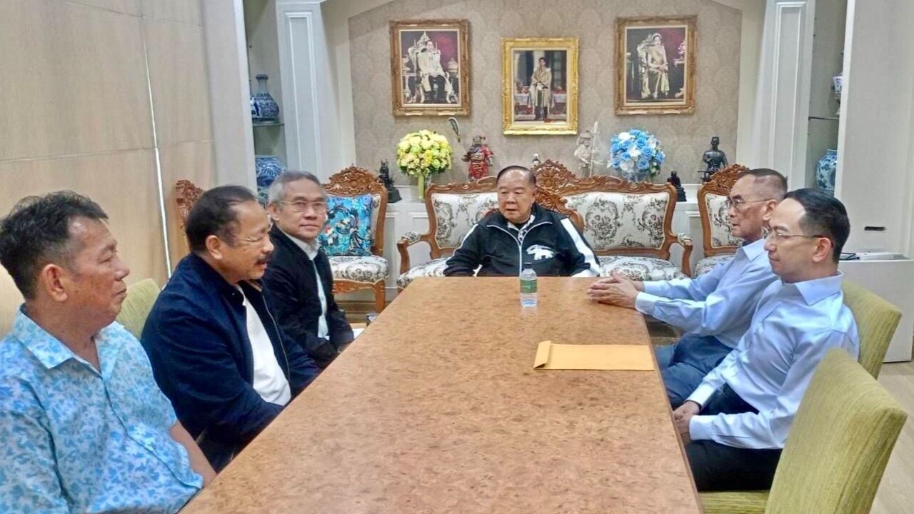'บิ๊กป้อม' ลุยต่อ เปิดพปชร. รับ 'ตระกูลอดิเรกสาร' ร่วมสู้ศึกเลือกตั้งครั้งหน้า