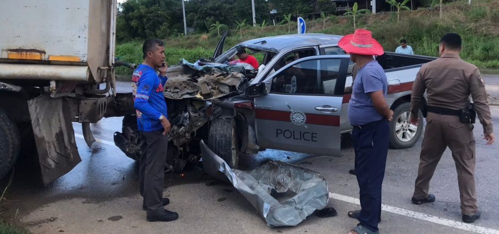 2 ตำรวจขับกระบะตราโล่ไล่ตามรถแหกด่าน พุ่งชนท้ายรถบรรทุกบาดเจ็บทั้งคู่