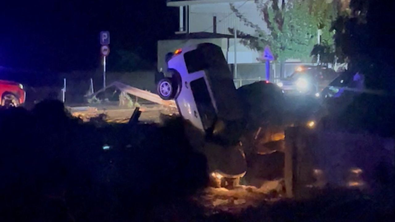 สเปนอ่วม ฝนถล่มแคว้นคาตาลุญญา น้ำป่าทะลักท่วมเมือง คนติดในรถ ประกาศเตือนภัยขั้นสูงสุด