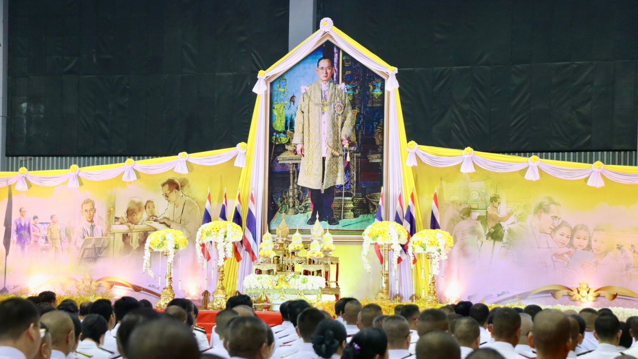 พสกนิกร ร่วมใจใส่เสื้อเหลืองทำบุญตักบาตรถวายพระราชกุศล วันนวมินทรมหาราช 2568