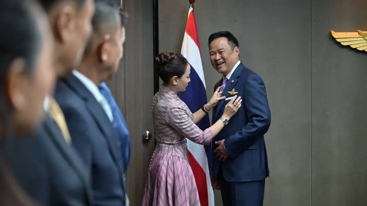 'อนุทิน' รับมอบเครื่องหมายการบินชั้นกิตติมศักดิ์-ชื่นมื่น ภริยา ติดที่อกซ้ายให้