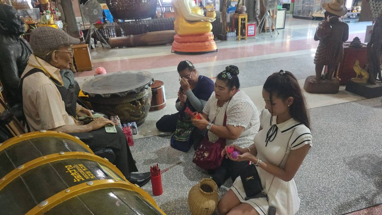 แม่ค้าขอโชค 'ตาทองงิ้วราย' ให้งานองค์พระปฐมเจดีย์ยอดขายปัง ไม่ลืมลุ้น 'เลขเด็ด'