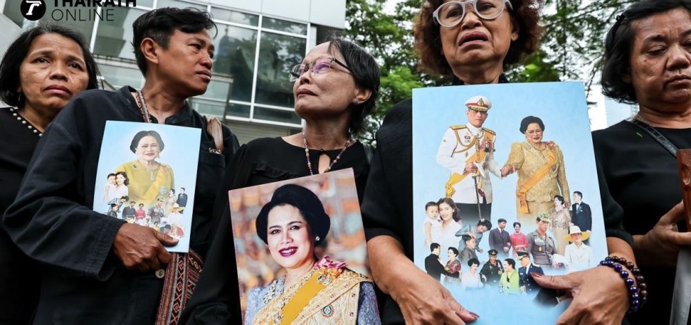 พสกนิกรสวมชุดดำ เดินทางมาถวายความอาลัย 'พระพันปีหลวง' หน้าโรงพยาบาลจุฬาลงกรณ์