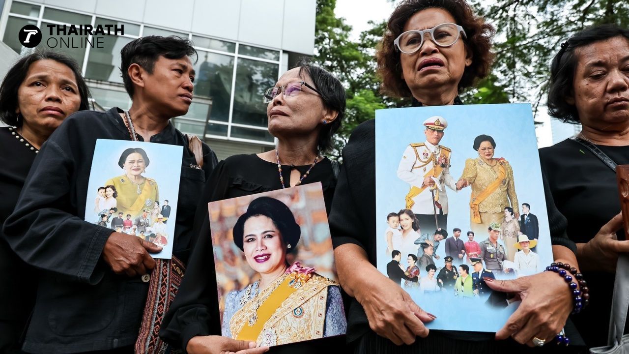 พสกนิกรสวมชุดดำ เดินทางมาถวายความอาลัย 'พระพันปีหลวง' หน้าโรงพยาบาลจุฬาลงกรณ์