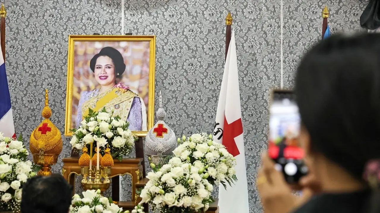 พสกนิกรทั่วสารทิศ เดินทางมาร่วมพระราชพิธีอัญเชิญพระบรมศพ 'สมเด็จพระพันปีหลวง'