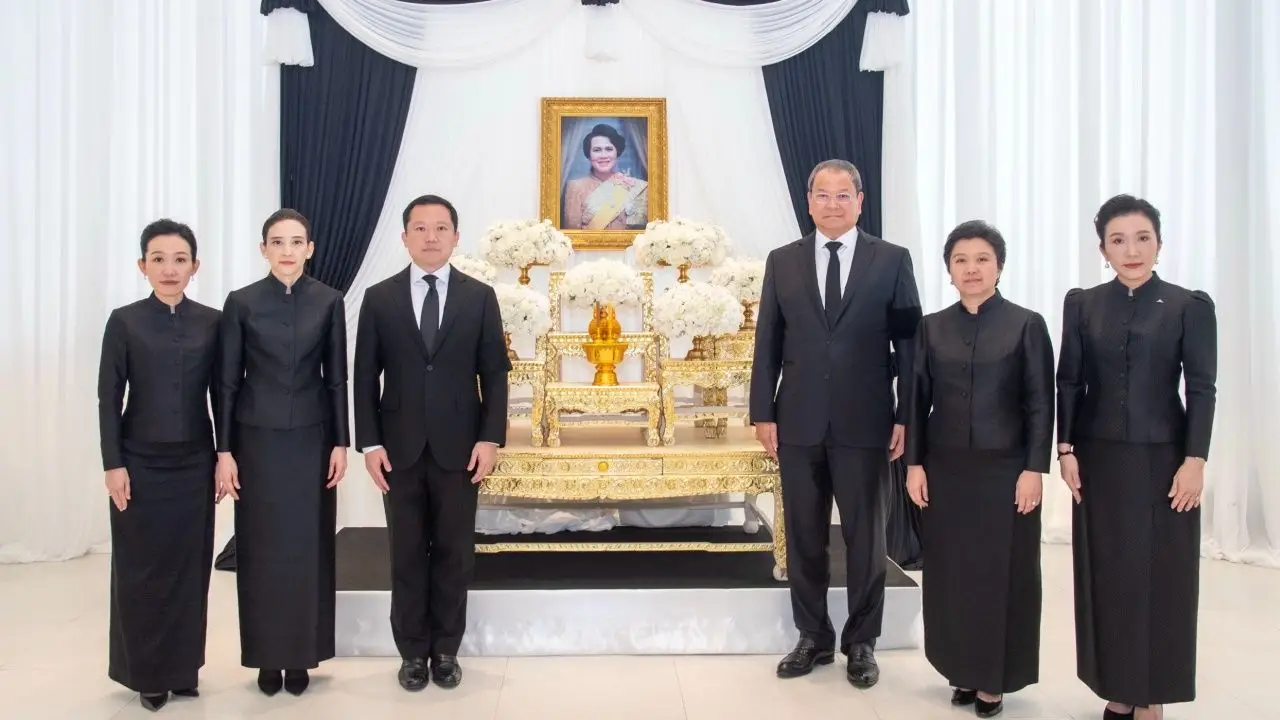 'ไทยเบฟ' แสดงความอาลัยถวาย เบื้องหน้าพระฉายาลักษณ์ สมเด็จพระพันปีหลวง