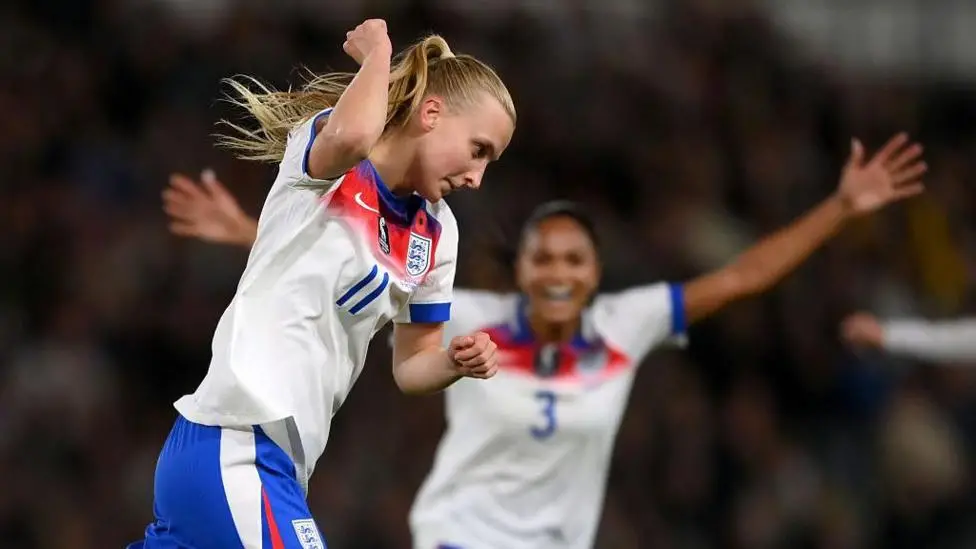 Beever-Jones 'asking questions' - should she start for England?