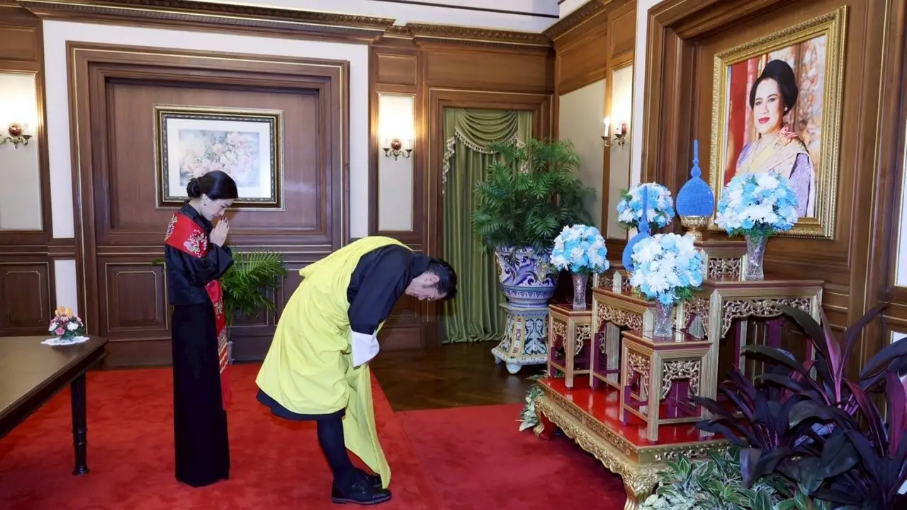 'กษัตริย์จิกมี' เสด็จวางพวงมาลาถวายราชสักการะพระบรมศพ 'สมเด็จพระพันปีหลวง'