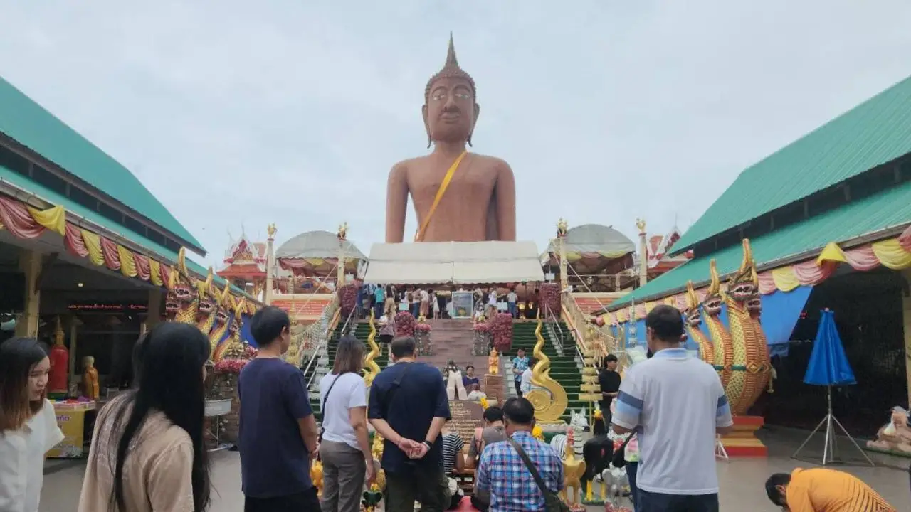 สาวมากราบขอพร 'หลวงพ่อสมหวัง' แถมขอ 'เลขเด็ดงวดนี้' ท้าวเวสสุวรรณ ไปลุ้นโชค