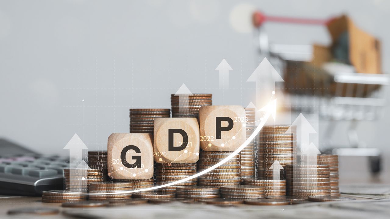 สศค. คาด GDP ไทยปี 2568 โต 2.4% จากมาตรการกระตุ้นเศรษฐกิจ 'คนละครึ่งพลัส'