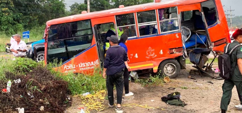 รถบัสบรรทุกนักศึกษา รด.มาเต็มคัน เจอฝนลื่นเสียหลักชนเสาไฟข้างทาง เจ็บระนาว