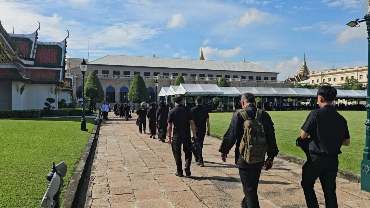 พสกนิกรหลั่งไหล ร่วมลงนามถวายความอาลัย 'พระพันปีหลวง' ไม่ขาดสาย