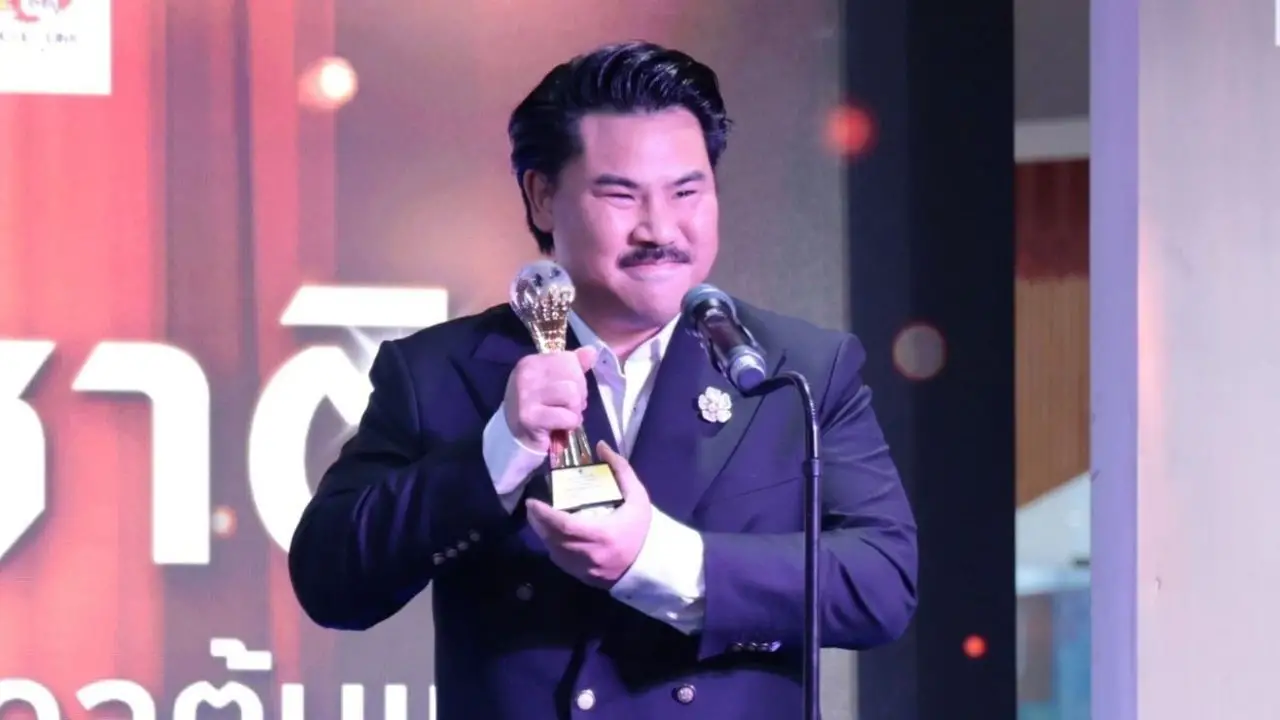 'กัน จอมพลัง' รับรางวัลผู้ทำคุณประโยชน์ให้กับสังคม ขอบคุณ FC ที่คอยเป็นกำลังใจ