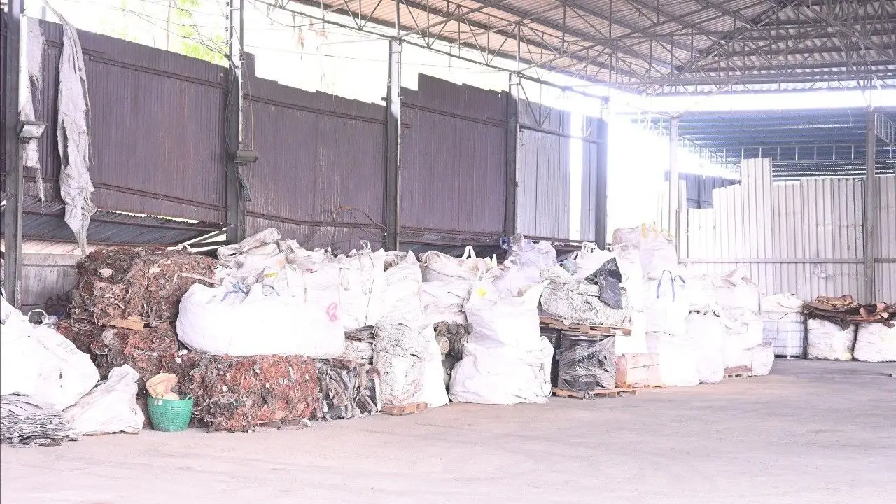 'ชุดเต็มเหนี่ยว' ตรวจโรงงานรีไซเคิล เมืองแปดริ้ว พบหลายข้อบกพร่อง สั่งปิดโรงงานให้ปรับปรุง