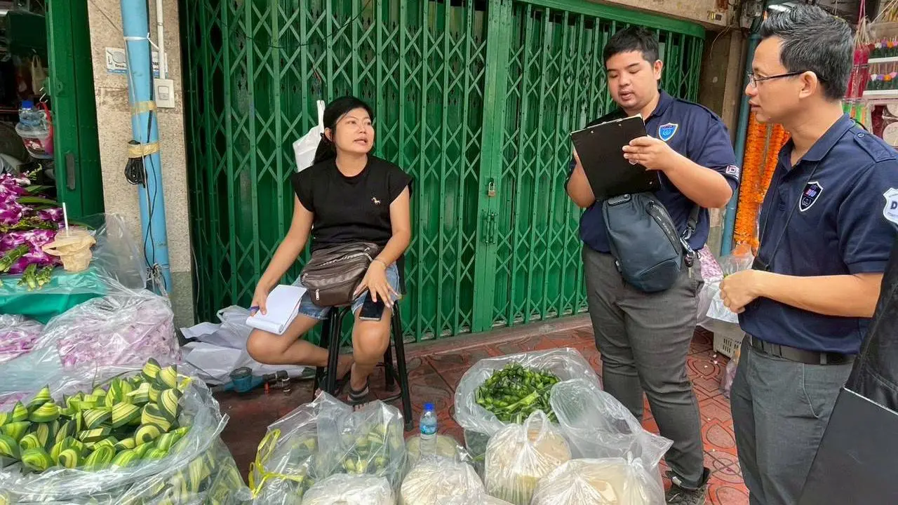 กรมการค้าภายใน ลงพื้นที่คุมเข้มราคาสินค้าลอยกระทง วัสดุทำกระทงยังปกติ