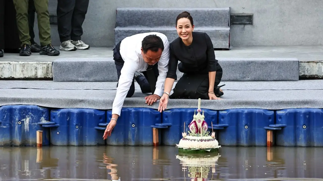 นายกฯ อนุทิน ควงภริยา ลอยกระทง 68 ที่เดียวกับ 'บิ๊กตู่' ขอพรให้ประเทศรุ่งเรือง