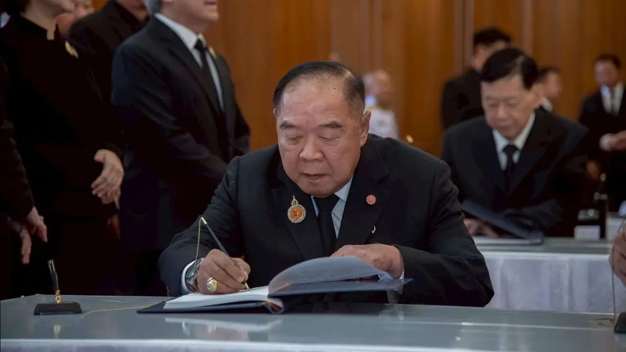 'บิ๊กป้อม' นำคณะผู้บริหารพรรคพลังประชารัฐ ลงนามถวายความอาลัย 'สมเด็จพระบรมราชชนนีพันปีหลวง'