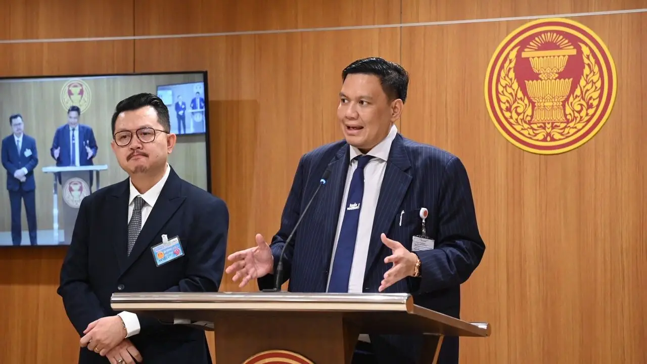'ไผ่ ลิกค์' ยื่นยุบพรรคประชาชน ปมตั้งนักเรียน ม. 4 เป็นผู้ช่วย สส. มั่นใจหลักฐานชัด