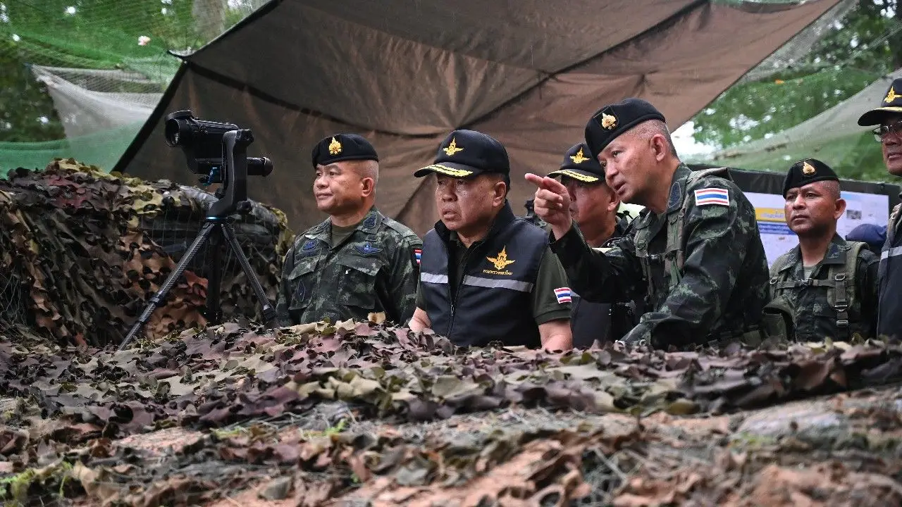 'บิ๊กเล็ก' ลงพื้นที่ชายแดนไทย–กัมพูชา จ.ศรีสะเกษ ตรวจความพร้อมฐานปฏิบัติการ และให้กำลังใจทหาร