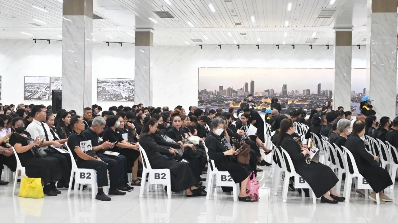 พสกนิกรหลั่งไหล เข้ากราบถวายบังคมพระบรมศพ 'สมเด็จพระพันปีหลวง' วันแรกจำนวนมาก