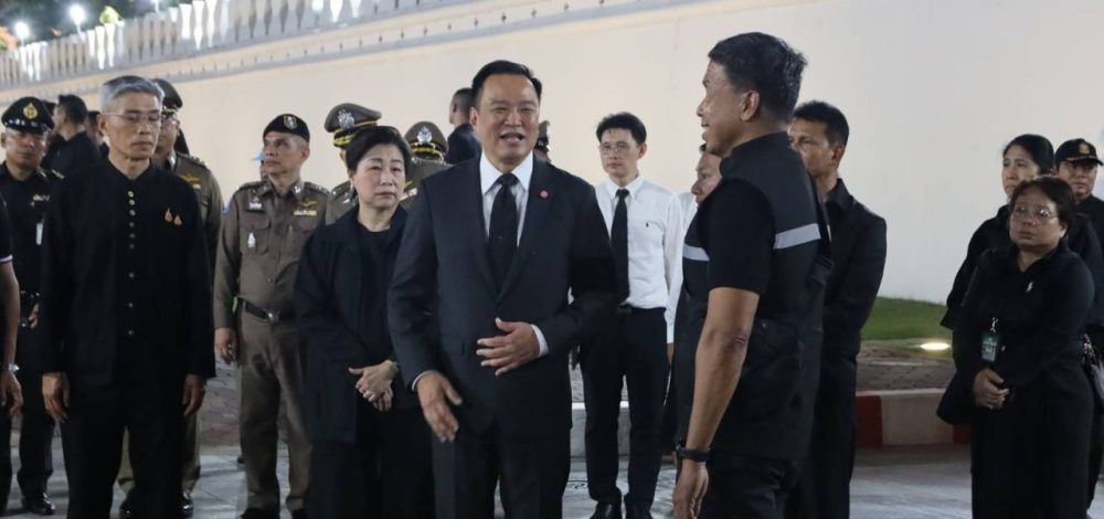 นายกฯ ตรวจเยี่ยมประชาชนถวายบังคมพระบรมศพ ชื่นชม 'ชัชชาติ' จนท.-อาสาสมัคร