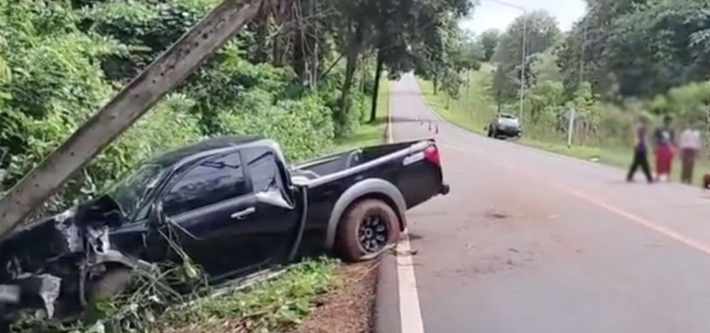 กระบะขนแรงงานเถื่อนชาวพม่า ซิ่งหนี ตร. เสียหลักพุ่งชนเสาไฟฟ้า เจ็บระนาว คนขับหนีไปได้