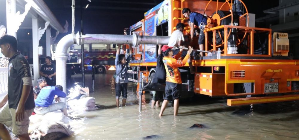 น้ำทะลักเข้า 'วัดชินวรารามวรวิหาร' เจ้าหน้าที่เร่งสูบระบายน้ำออก เฝ้าระวังทั้งคืน