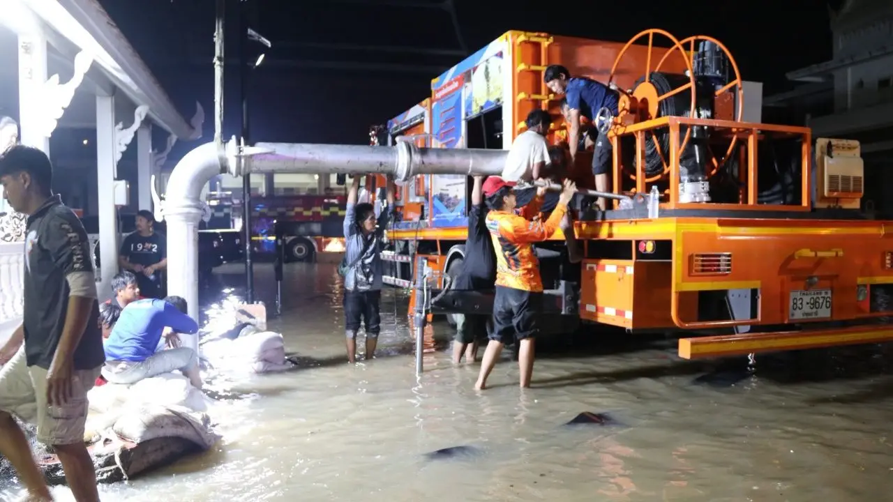 น้ำทะลักเข้า 'วัดชินวรารามวรวิหาร' เจ้าหน้าที่เร่งสูบระบายน้ำออก เฝ้าระวังทั้งคืน
