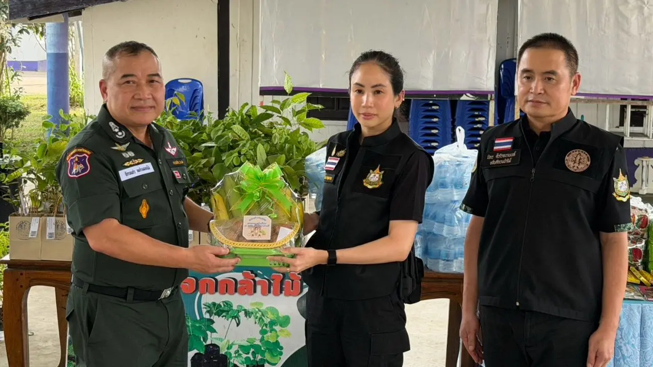 'ตั๊น จิตภัสร์' มอบสิ่งของ รร.ตชด. ที่สระแก้ว ร่วมปลูกต้นไม้ ปลูกฝังงานอนุรักษ์