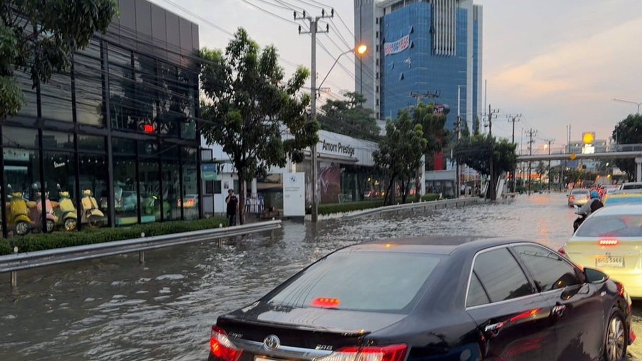 ฝนถล่มกรุงกลางดึก เช้านี้แนะเลี่ยงเส้นทาง ถ.รัชดาฯ หน้าศาลอาญาน้ำท่วมขังสูง