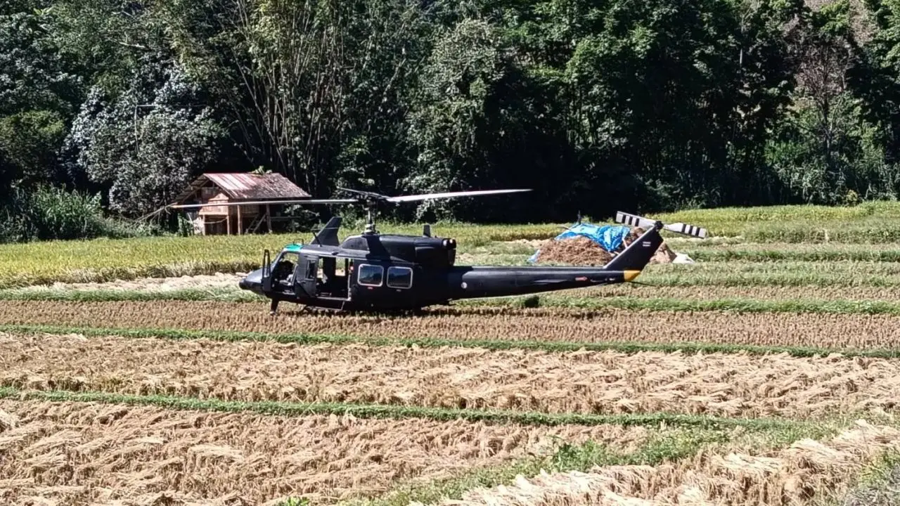 เฮลิคอปเตอร์ทหาร ลงจอดฉุกเฉินกลางทุ่งนา ชาวบ้านแตกตื่น อยู่ระหว่างดำเนินการหาสาเหตุ