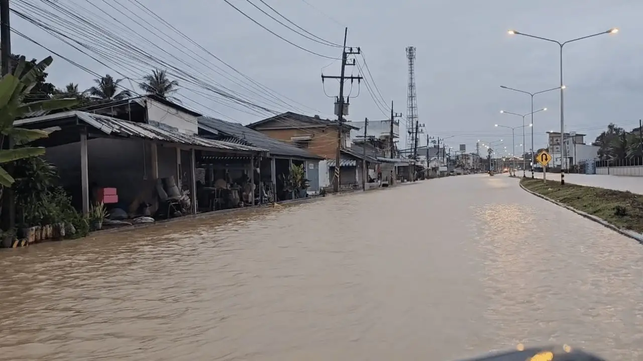 ฝนถล่มนครศรีธรรมราช น้ำทะลักท่วมกลางดึก 'อ.สิชล-อ.ไชยา' หลายพื้นที่ยังวิกฤติ