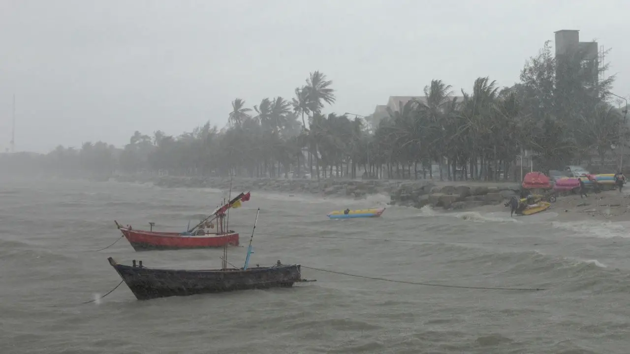 ประกาศฉบับ 12 เตือนจังหวัดภาคใต้ รับมือ 'ฝนตกมาก' เฝ้าระวังน้ำท่วม 20-23 พ.ย.