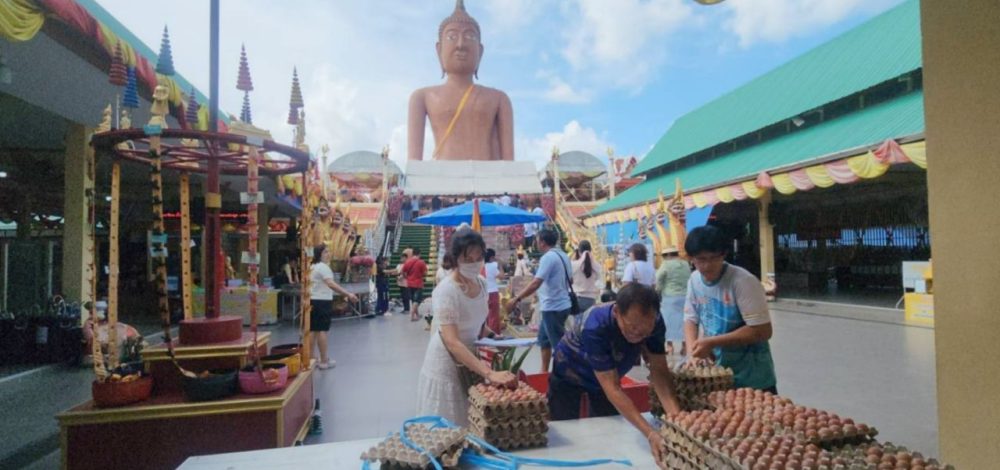 ครูสาวได้เลื่อนขั้นสมใจ นำไข่แก้บน 'หลวงพ่อสมหวัง' ไม่พลาดจุดธูปเลขเด็ดลุ้นโชค