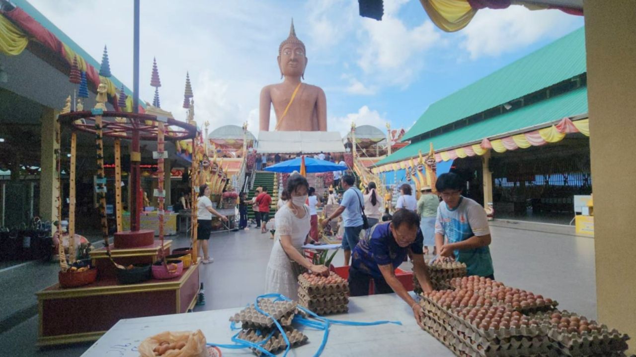 ครูสาวได้เลื่อนขั้นสมใจ นำไข่แก้บน 'หลวงพ่อสมหวัง' ไม่พลาดจุดธูปเลขเด็ดลุ้นโชค
